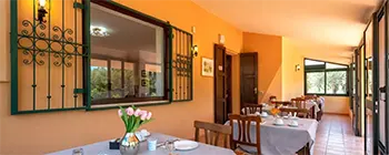 Anordnung der Tische auf der Frühstücksveranda von Villa Grazia Alghero