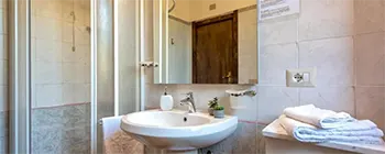 I bagni sono progettati pensando alla comodità, con ampi lavabi e spazio per le vostre necessità personali