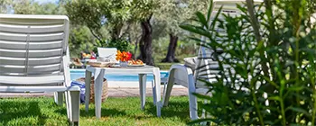 La piscina di Villa Grazia è un rifugio rinfrescante durante le calde giornate estive, con vista sull'incantevole paesaggio circostante