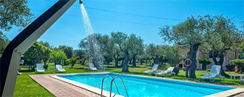 Fate un tuffo rinfrescante nella nostra piscina e godetevi il panorama del lussureggiante giardino di Villa Grazia