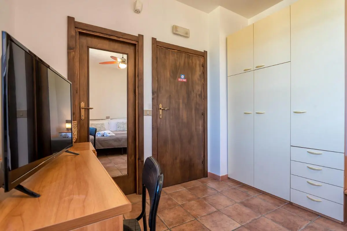 Villa Grazia Alghero - Schlafzimmer im Obergeschoss mit Tür zum privaten Bad und Eingang