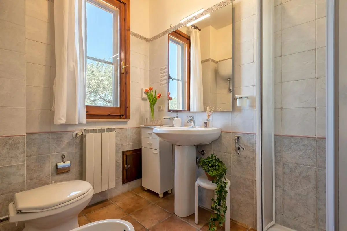 Villa Grazia Alghero - Camera da letto piano superiore - panoramica lavandino bagno