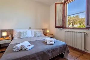 Villa Grazia Bed and Breakfast Alghero - Chambre à l'étage supérieur avec fenêtre