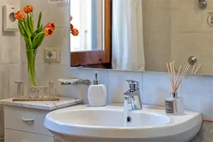Villa Grazia Bed and Breakfast Alghero - Chambre à l'étage supérieur - lavabo de la salle de bain