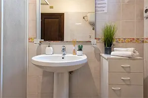 Villa Grazia Alghero - Schlafzimmer im Erdgeschoss Badezimmer mit Dusche