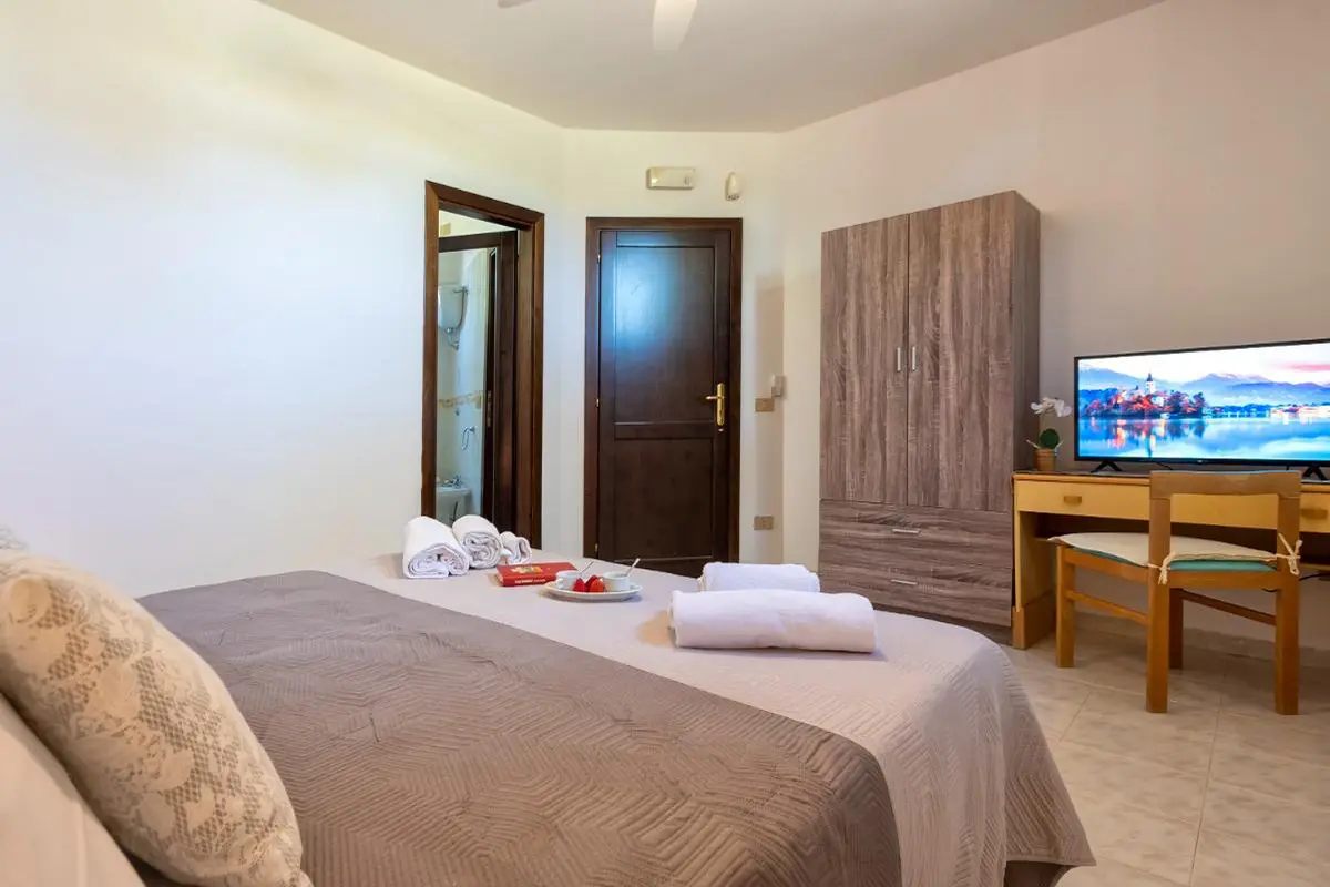 Villa Grazia Bed & Breakfast Alghero - Schlafzimmer im Erdgeschoss Eingangstür und Badezimmer